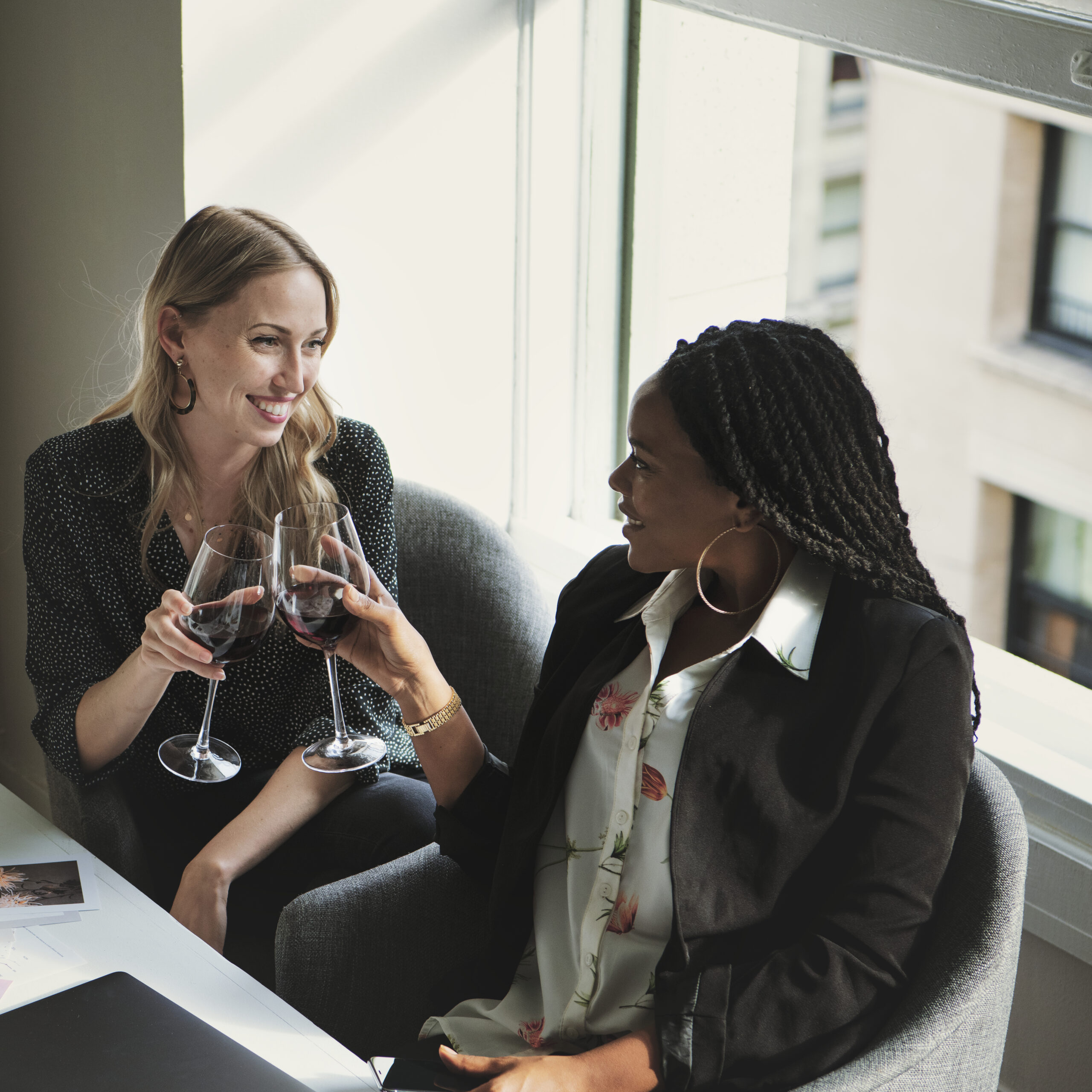 Zwei Frauen in Beratung